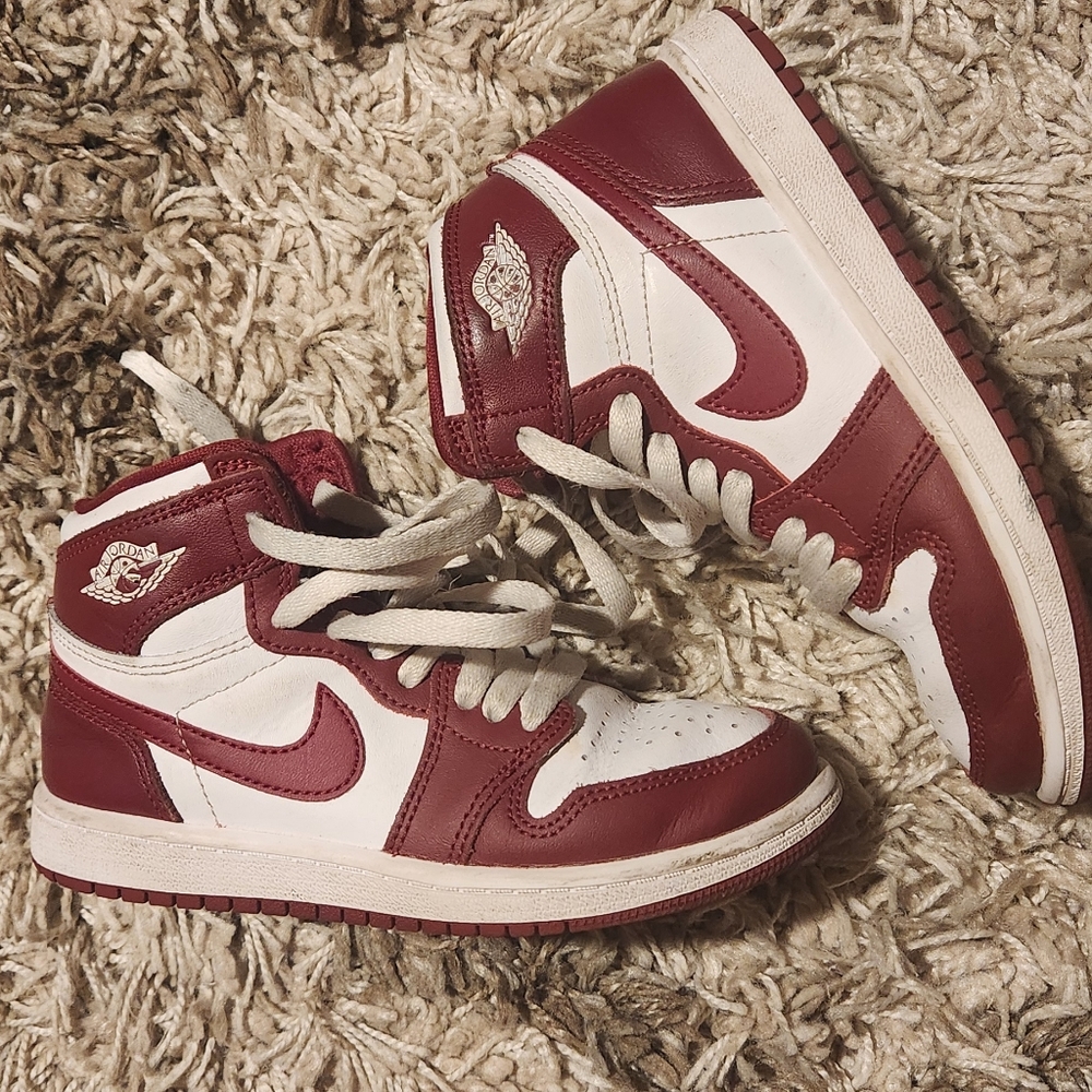 RETRO JORDAN Burgundy and White High-Tops